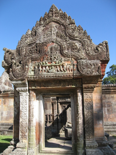 Fig. 64. Fronton with amr̥tamanthana and lintel with Anantaśayana, Prasat Preah Vihear, gopura IV, southside.